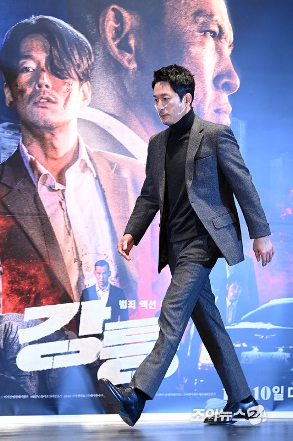 불이 타오르는 포스터